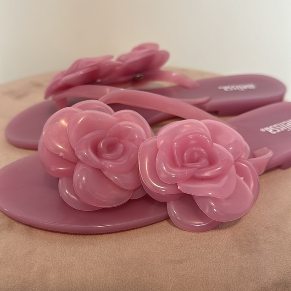 NWOT Stunning and romantic size 5 Melissa pink flip flops! - Picture 6 of 10